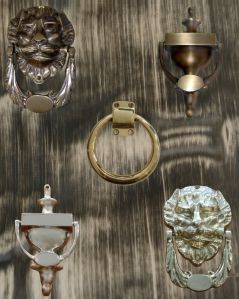 Πόμολα εξωθύρας, εξωτερικοί κρίκοι